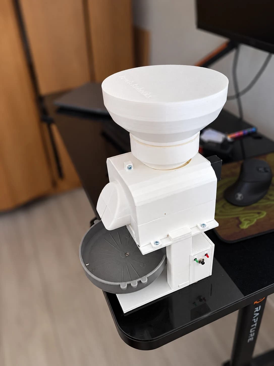 Zostavený prototyp krmičky s tlačenými dielmi.
