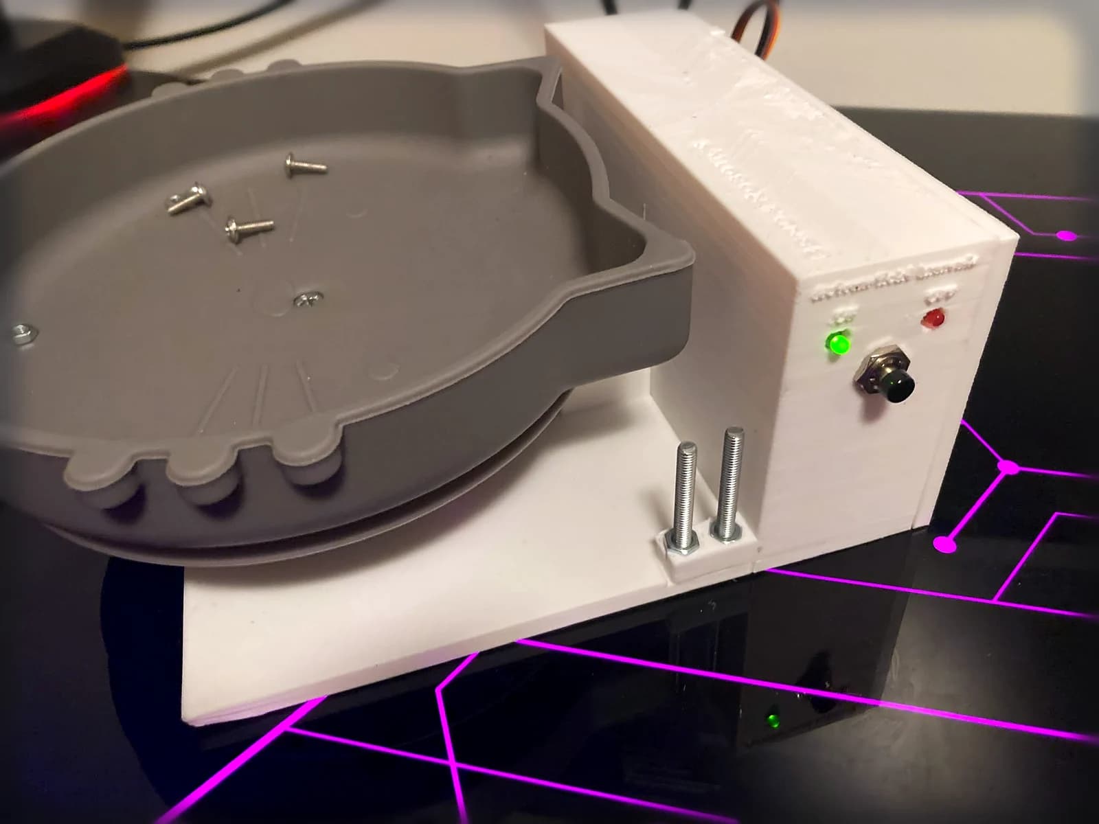Miska a ovládanie počas stavby prototypu.